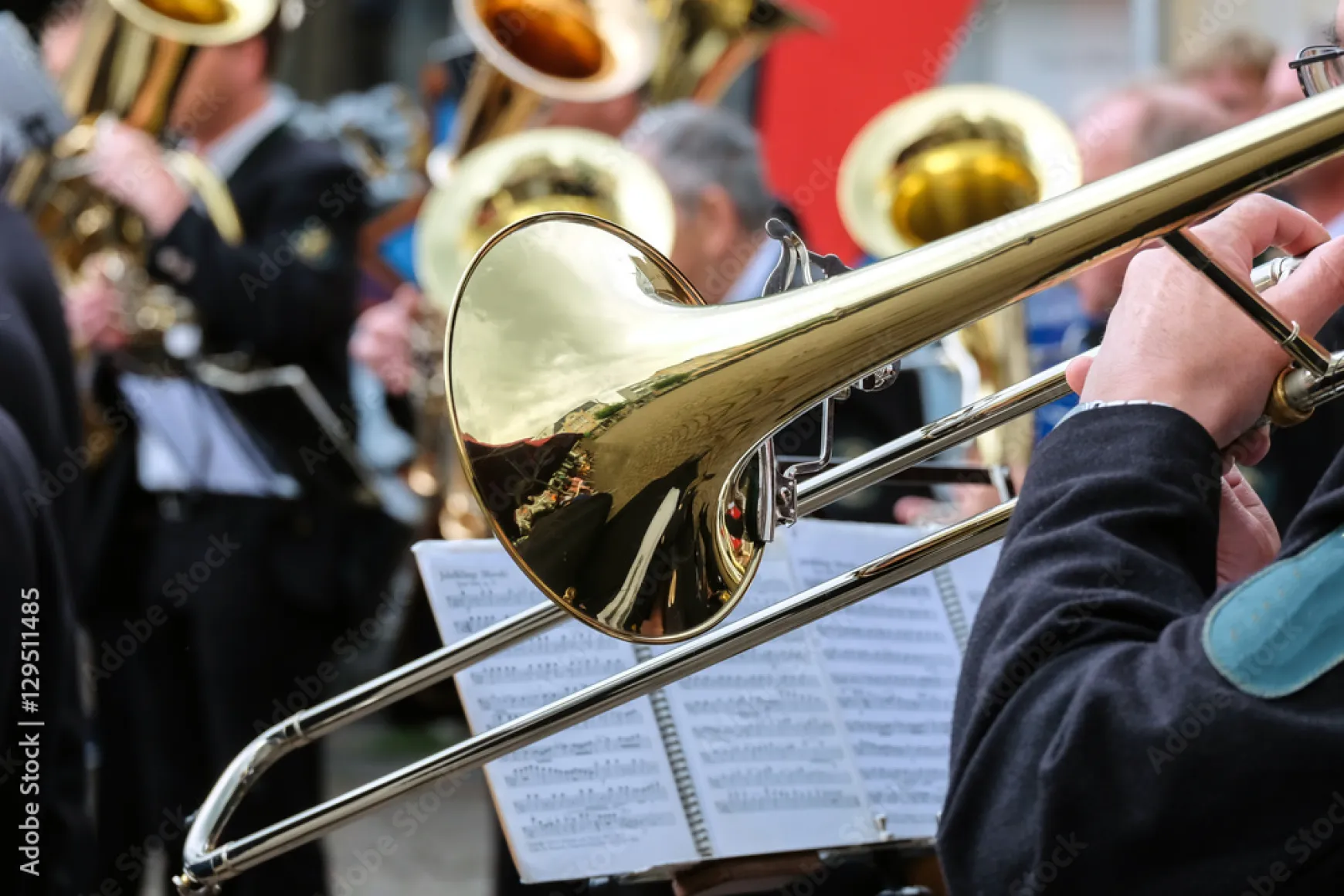 Posaunisten spielen gemeinsam aus Noten bei einer Orchesterprobe