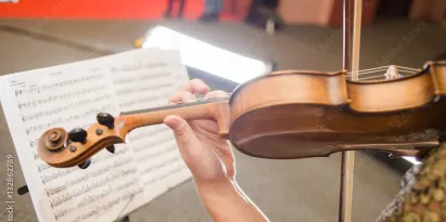 Eine Frau spielt Geige