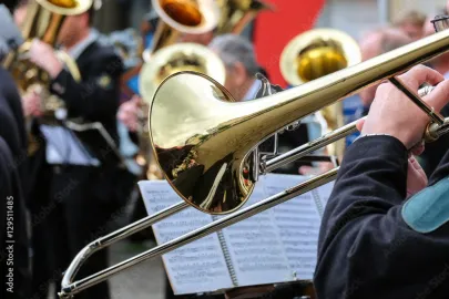 Posaunisten spielen gemeinsam aus Noten bei einer Orchesterprobe