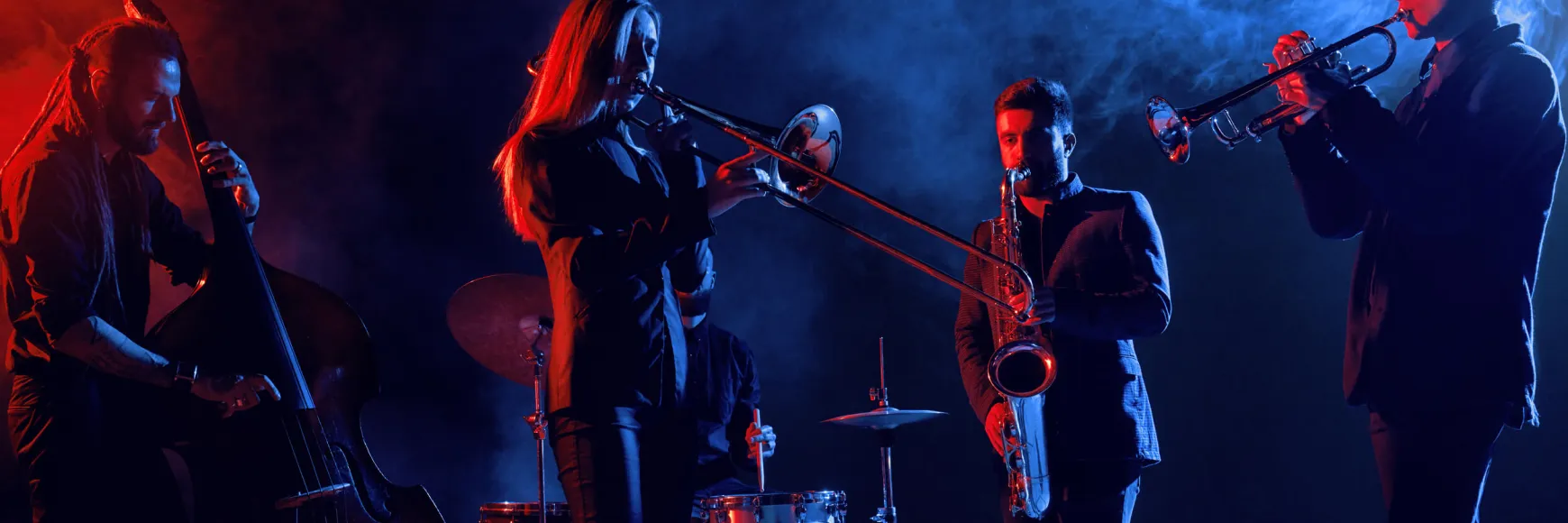 Eine Gruppe von jungen Musikern spielen auf der Bühne