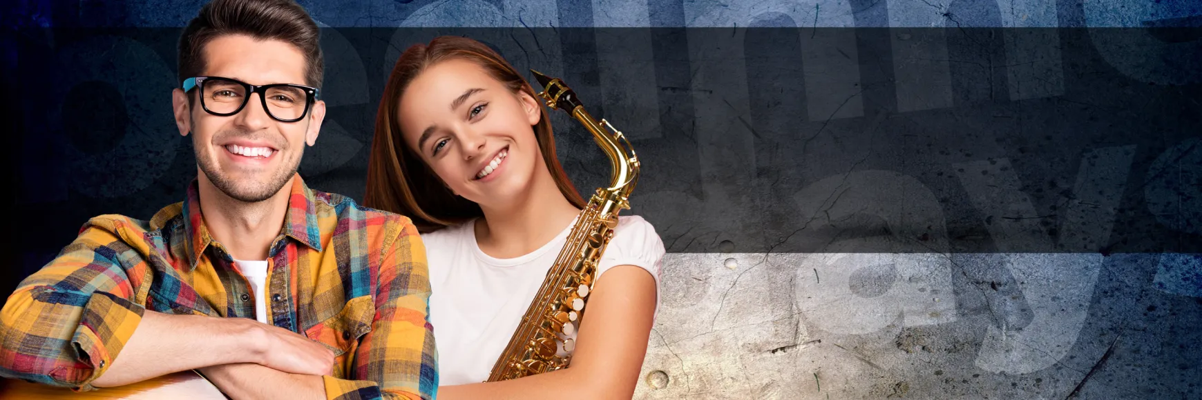 Zwei junge Menschen halten eine Gitarre und ein Saxophon in den Armen